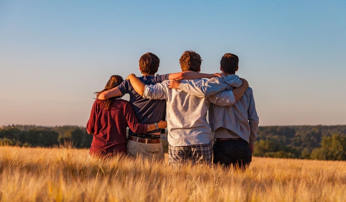 Ni hacer deporte ni comer más sano: la psicología explica por qué tener amigos es clave para la longevidad