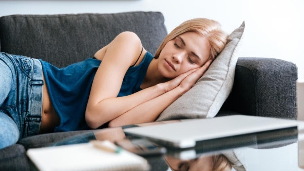 La psicología dice que las personas que se duermen en el sofá no están más cansadas, sino que su cerebro relaciona ese momento con la relajación y el descanso