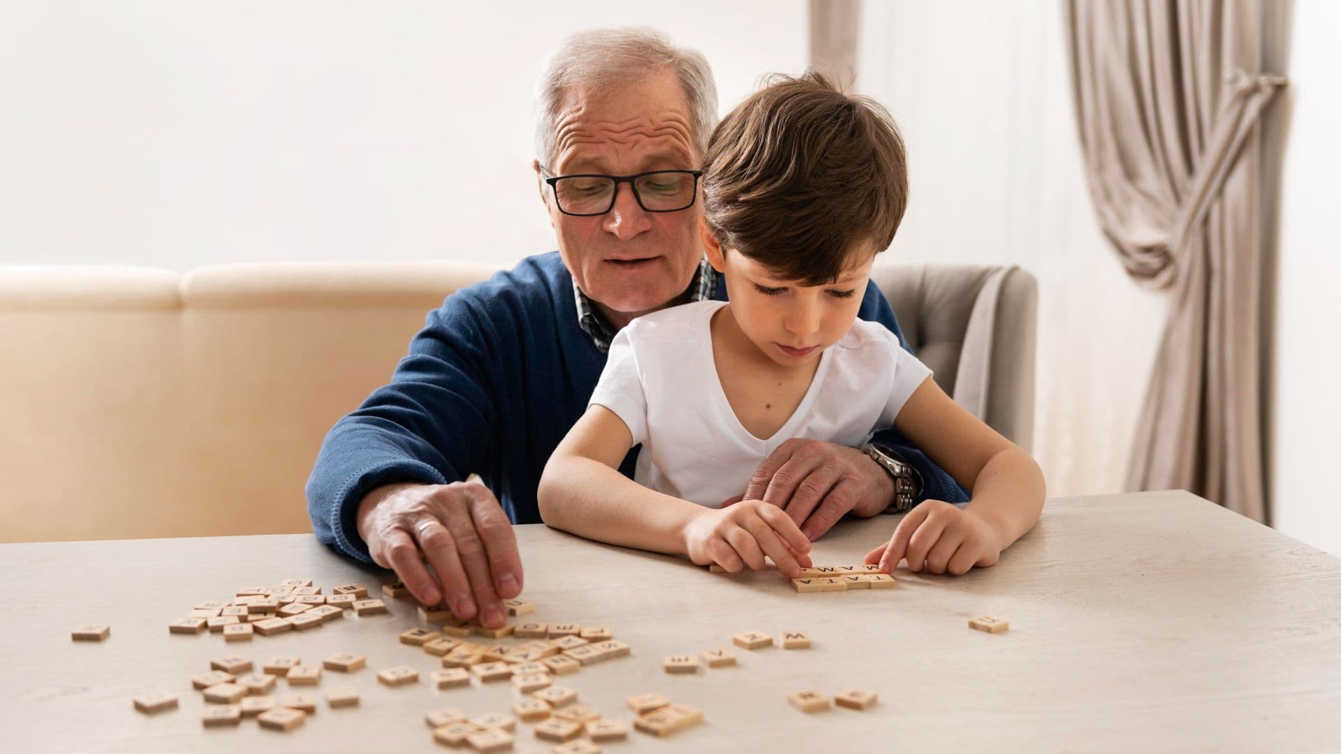 Cómo influyen los abuelos y las abuelas en la crianza de sus nietos y los recursos que necesitan cuando ejercen como acogedores