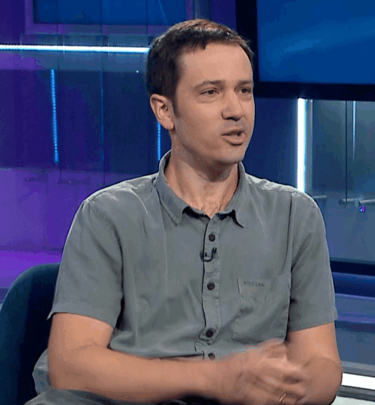 Economista seleccionado por OpenAI aterriza debate sobre IA y empleo: “El cambio va a ser similar a la revolución de los computadores en los 90”