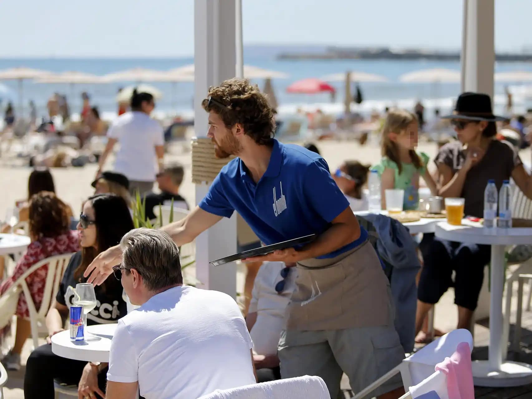 El empleo turístico crece casi un 4% en julio, superando los tres millones de trabajadores