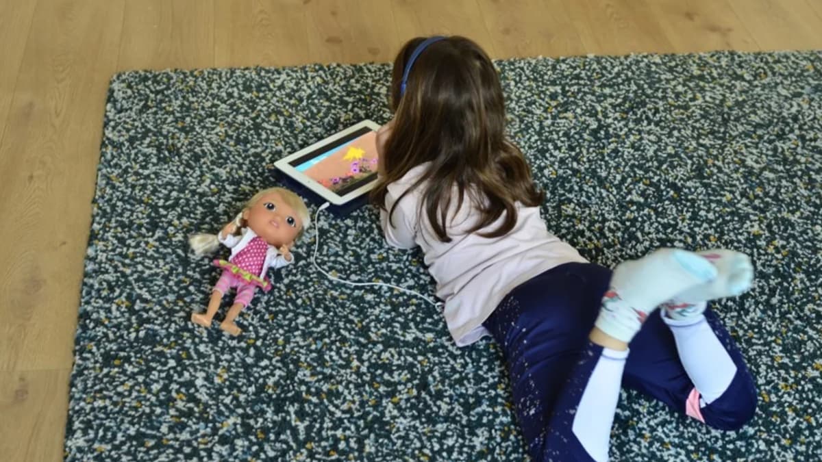 Pediatras y psicólogos alertan del abuso de pantallas durante el verano: “El problema no es tanto el tiempo”
