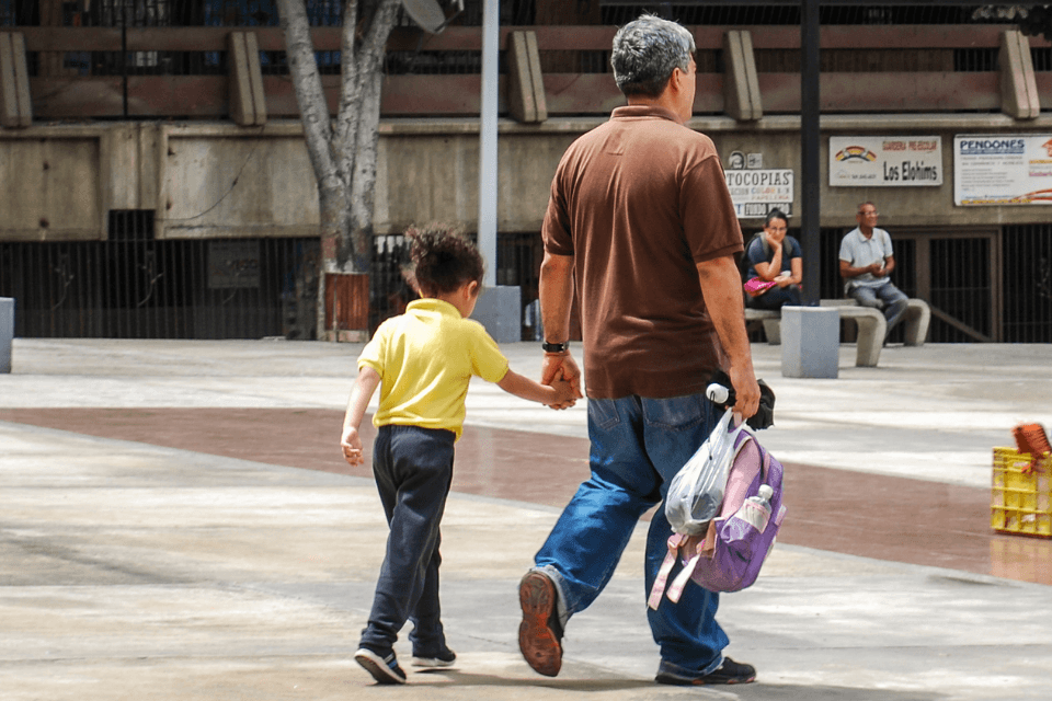 Migración y dificultades económicas transforman la paternidad en Venezuela